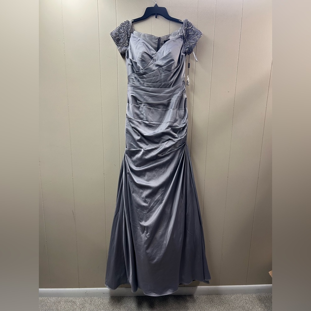 La Femme Off the Shoulder Beaded Satin Trumpet Gown Dress Women’s Size 6 Silver